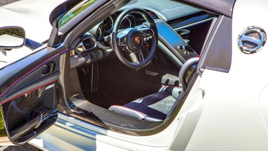 Интерьер Porsche 918 Spyder Weissach Package (472) 2015 года  (фото 3 из 20)